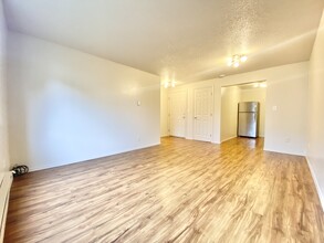 Admirals Apartments in Seattle, WA - Building Photo - Building Photo