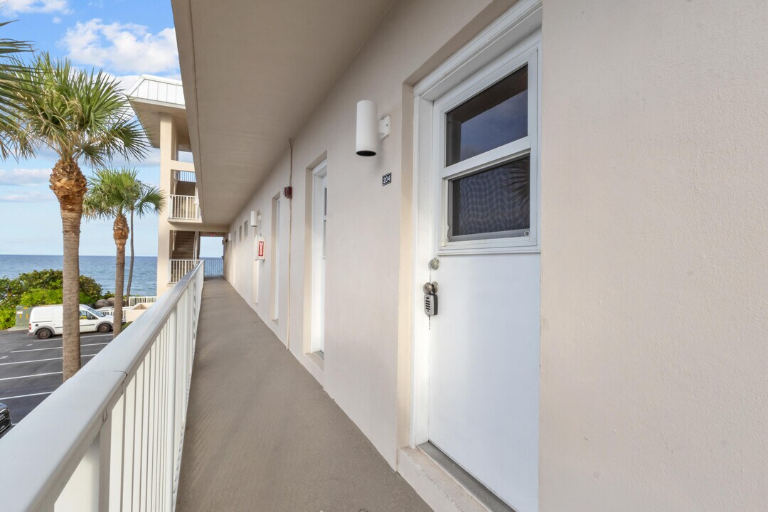 3851 N Ocean Blvd in Gulf Stream, FL - Building Photo
