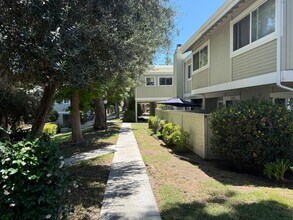 22143 Burbank Blvd in Los Angeles, CA - Building Photo - Building Photo