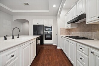 6 Douvaine Ct in The Woodlands, TX - Building Photo - Building Photo