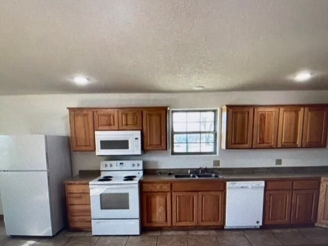 907 E 15th St in Mountain Grove, MO - Foto de edificio - Building Photo