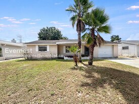 5912 Della Dr in Holiday, FL - Building Photo