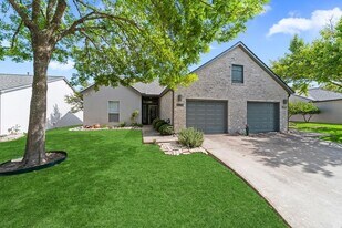 1008 Edinburgh Dr in Kerrville, TX - Building Photo