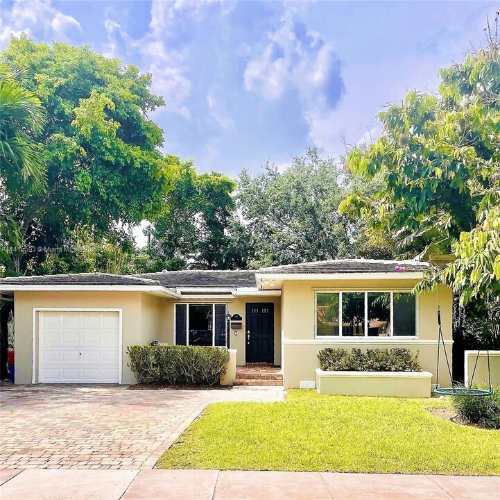 813 Angelo Ave in Coral Gables, FL - Foto de edificio