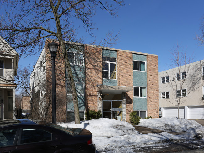 2212 Bryant Ave S in Minneapolis, MN - Foto de edificio - Building Photo