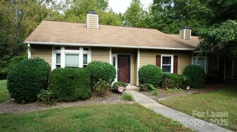 8306 Summerglen Cir in Charlotte, NC - Building Photo