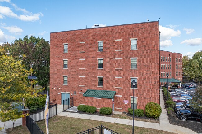 55 Harvey at Providence Square in New Brunswick, NJ - Foto de edificio - Building Photo