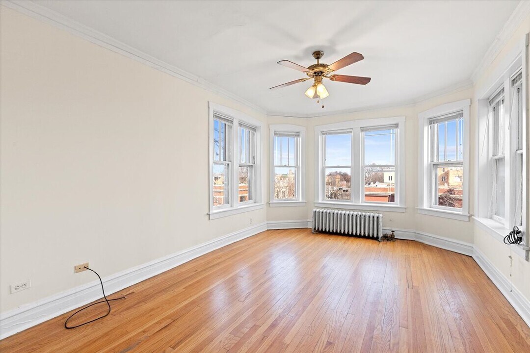 2557 W Eastwood Ave, Unit 3 in Chicago, IL - Foto de edificio
