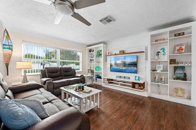 1341 Bayview Dr in Clearwater, FL - Building Photo - Building Photo