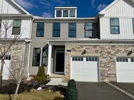 11 Cloverleaf Ln in Englishtown, NJ - Building Photo
