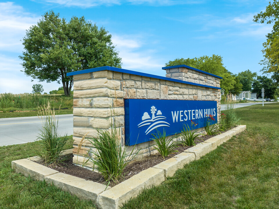 Western Hills in Coralville, IA - Foto de edificio