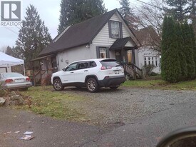 20324 Hampton St in Maple Ridge, BC - Building Photo