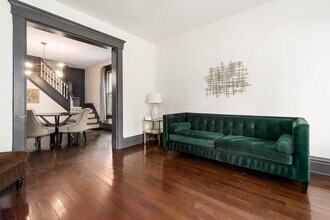 884 Dennison Ave in Columbus, OH - Building Photo - Building Photo