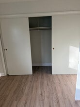 2525 E Ballard Rd, Unit 203 in Des Plaines, IL - Building Photo - Building Photo