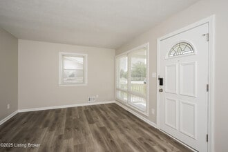 8300 Pandorea Dr in Louisville, KY - Building Photo - Building Photo