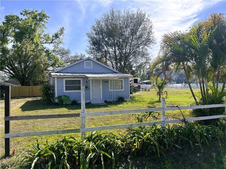 1781 Powell Dr in North Fort Myers, FL - Building Photo