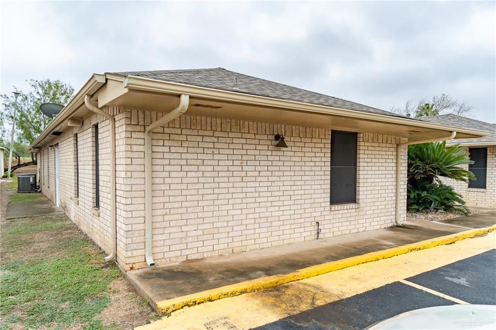 1716 Oasis Dr in Mission, TX - Building Photo