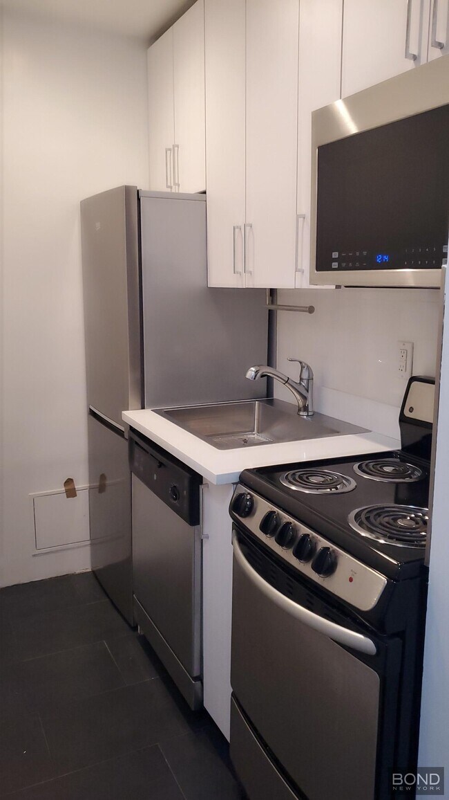 160 W 73rd St in New York, NY - Building Photo - Building Photo