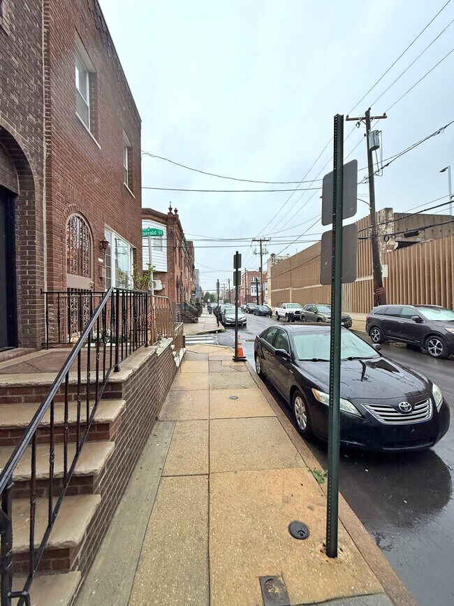 2323 S 13th St, Unit 2nd Floor in Philadelphia, PA - Building Photo - Building Photo