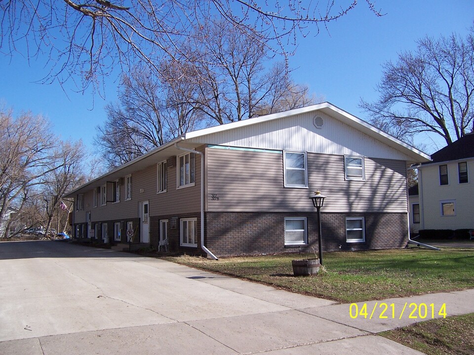 307 S 4th St, Unit B in Marshall, MN - Foto de edificio