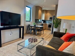 8168 Paseo Del Ocaso in San Diego, CA - Foto de edificio - Building Photo