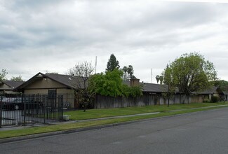 717 W Bullard Ave in Fresno, CA - Foto de edificio - Building Photo
