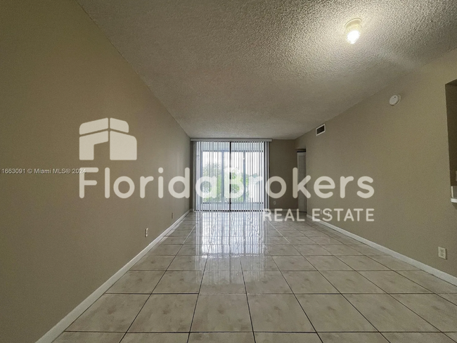 212 Lake Pointe Dr in Oakland Park, FL - Building Photo - Building Photo