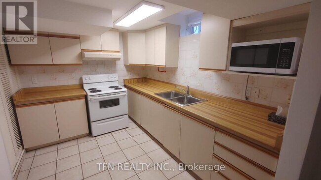 112 Trafalgar Square in Vaughan, ON - Building Photo - Building Photo