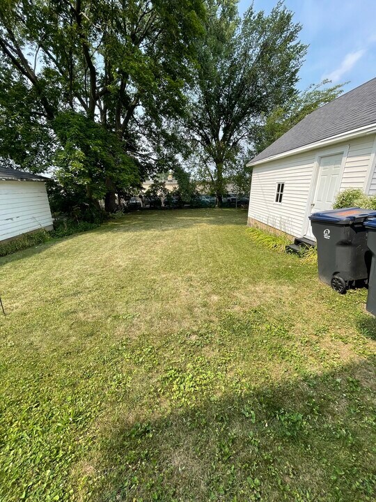1228 Ellis St, Unit Upper in Waukesha, WI - Building Photo