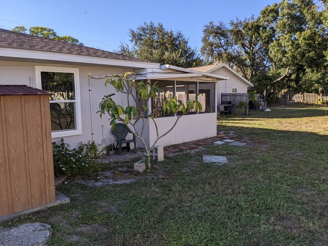 Apartments on Simmons in Sarasota, FL - Foto de edificio - Building Photo