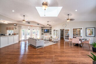 10X Port St. Lucie in Port St. Lucie, FL - Foto de edificio - Building Photo