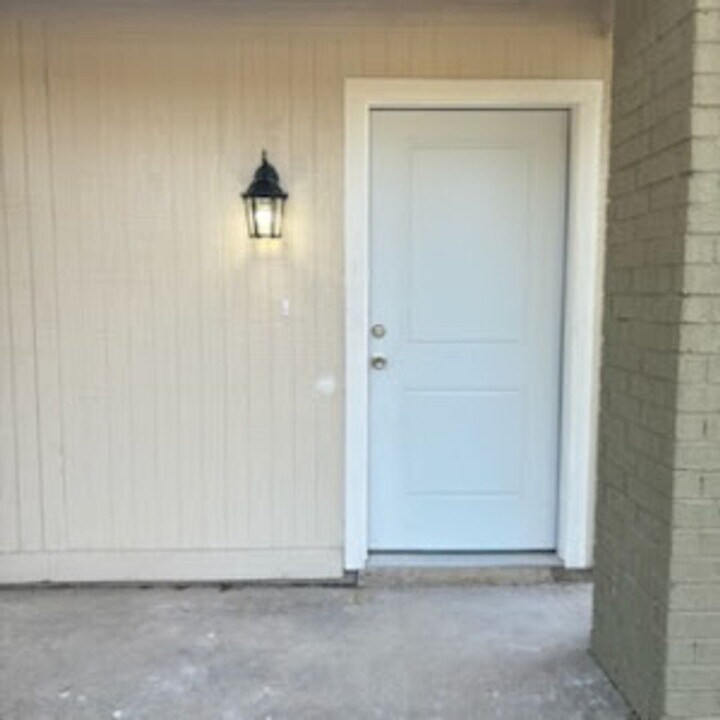 428 N Vaughan Ave in Seguin, TX - Building Photo