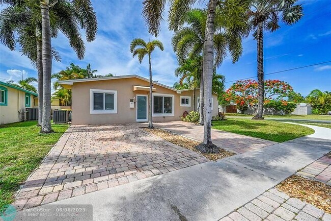 529 NE 2nd Pl in Dania Beach, FL - Building Photo - Building Photo