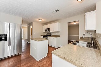 3998 Peachtree Farms Rd in Rex, GA - Foto de edificio - Building Photo