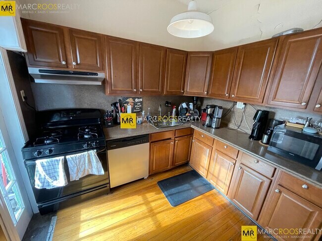 1489 Beacon St, Unit 2 in Brookline, MA - Building Photo - Building Photo