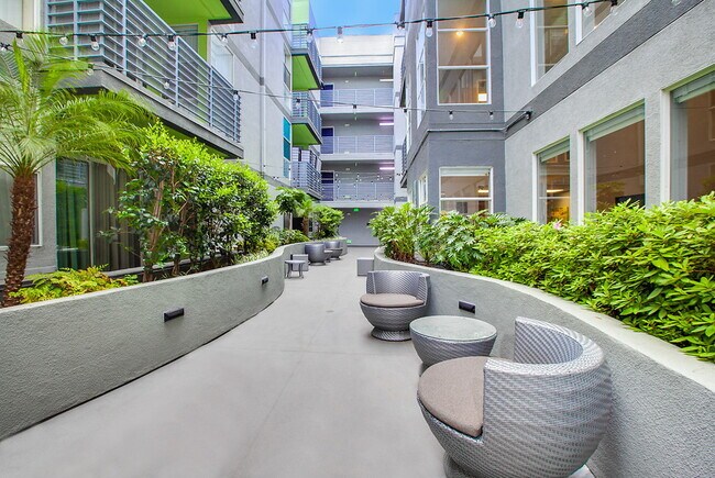 Park Catalina in Los Angeles, CA - Foto de edificio - Building Photo