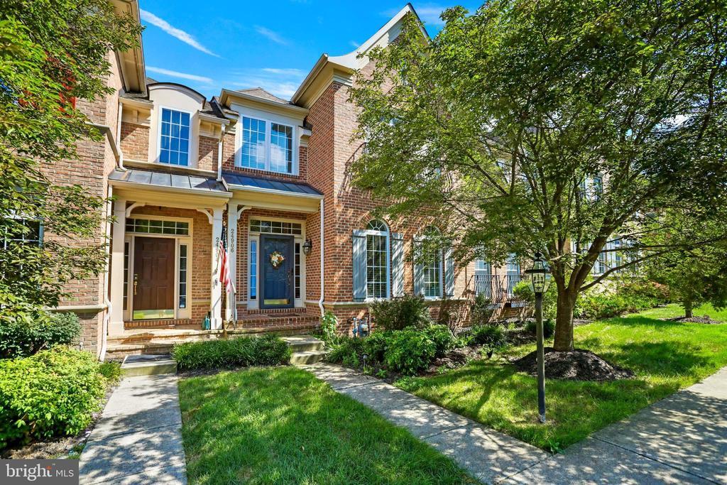 24906 Earlsford Dr in Chantilly, VA - Building Photo