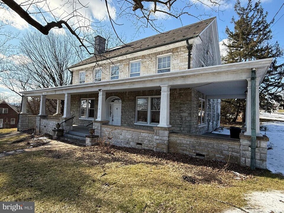 135 Fort Loudon Rd in Mercersburg, PA - Building Photo
