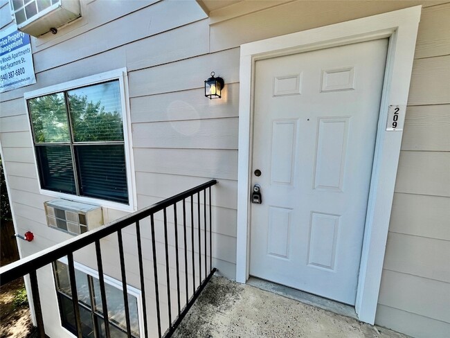 701 W Sycamore St, Unit 209 in Denton, TX - Building Photo - Building Photo