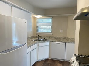 102 The Strand, Unit 2 in Galveston, TX - Building Photo - Building Photo