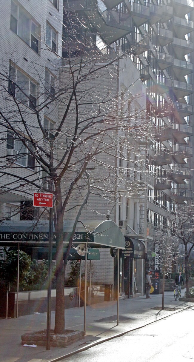 325 E 48th St in New York, NY - Foto de edificio - Building Photo