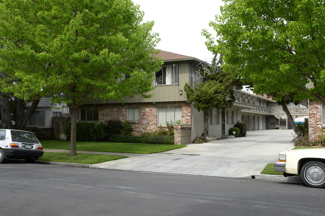 720 Madison Ave in Redwood City, CA - Foto de edificio