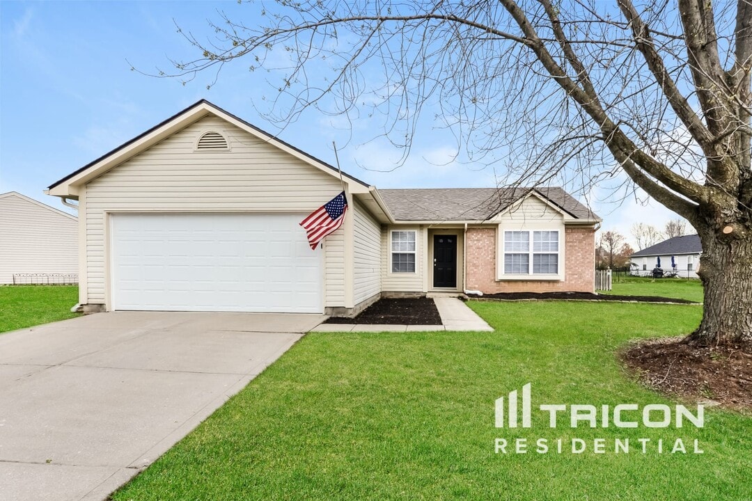 701 Millbrook Dr in Avon, IN - Building Photo