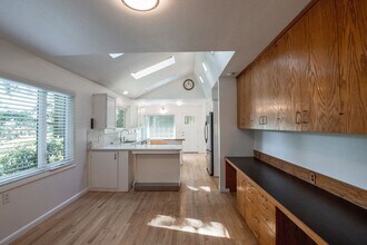 3801 SW Hamilton St in Portland, OR - Building Photo - Building Photo