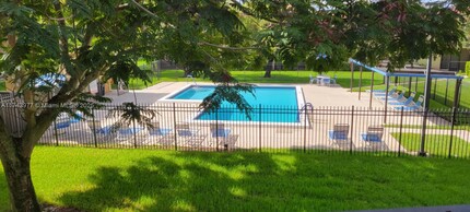 303 Lakeview Dr in Weston, FL - Foto de edificio - Building Photo