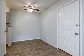 Whitehall Apartments in Topeka, KS - Foto de edificio - Interior Photo