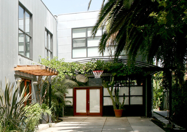 12915 Greene Ave in Los Angeles, CA - Foto de edificio - Building Photo