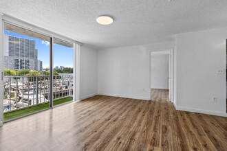 1720 NW N River Dr in Miami, FL - Foto de edificio - Building Photo