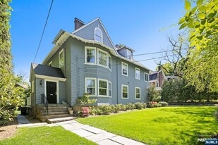 81 Franklin St, Unit 83 in Englewood, NJ - Building Photo