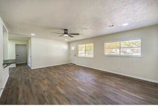 1210 N Natchez Dr in Texas City, TX - Foto de edificio - Building Photo